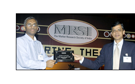 IMRB's Thomas Puliyel receiving the award from MRSI Treasurer and Research International SVP Jaya Rajaretnam